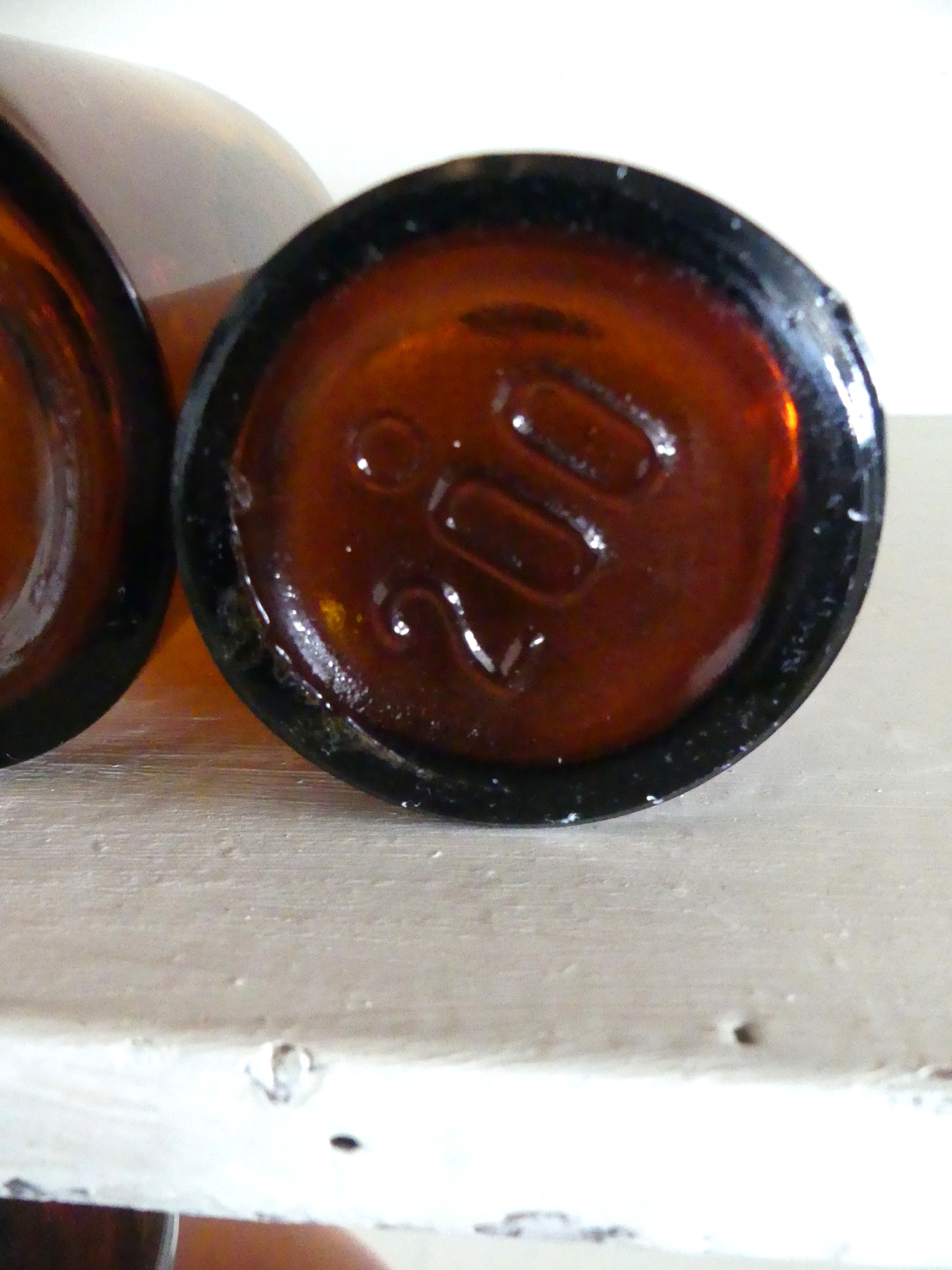 Twee kleine oude apotheekflesjes
