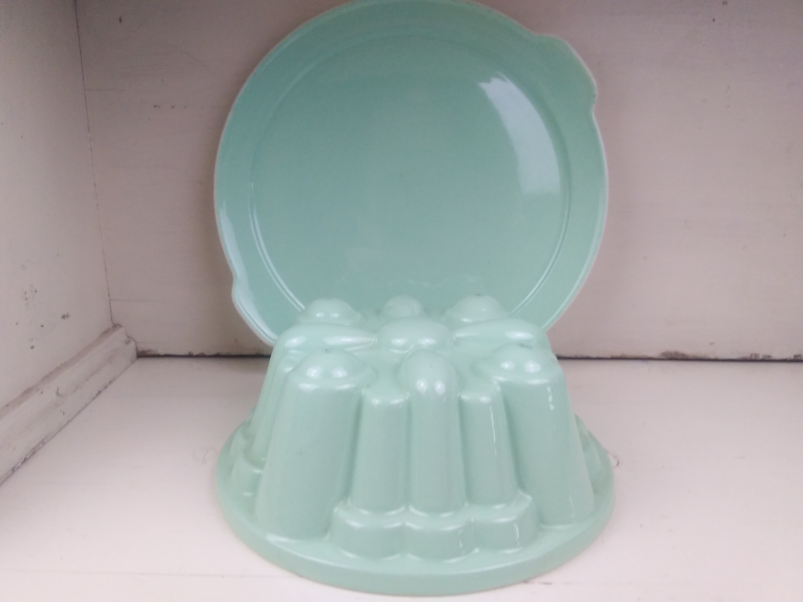 Grote oude puddingvorm op onderbord-Minrgroen